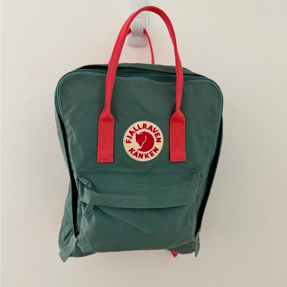 Fjällräven Kånken Green Backpack with Pink Straps